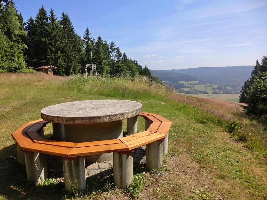 Runder Tisch auf dem bewaldeten Tannenberg bei Immenreuth
