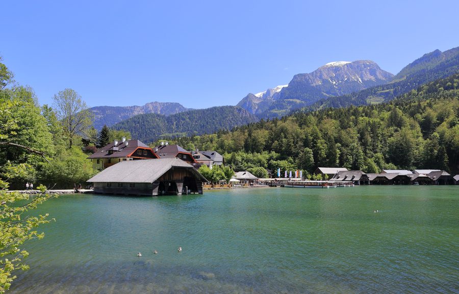 Schönau am Königssee in Bayern mit Blick auf den Königssee und die umliegende Berglandschaft