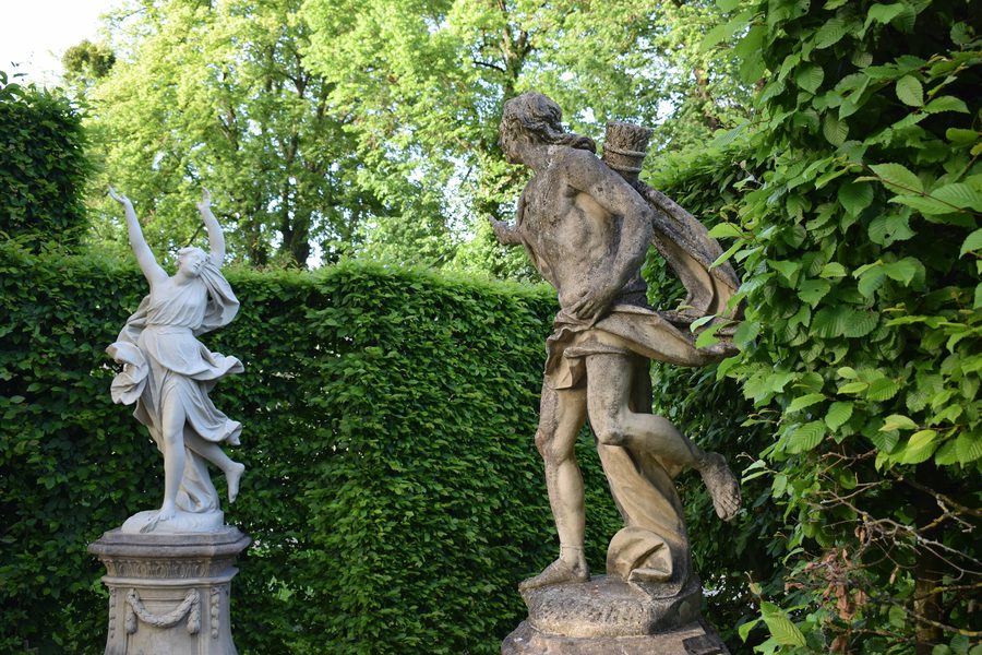 Skulpturengruppe mit Apoll und Daphne im Rokokogarten Veitshöchheim