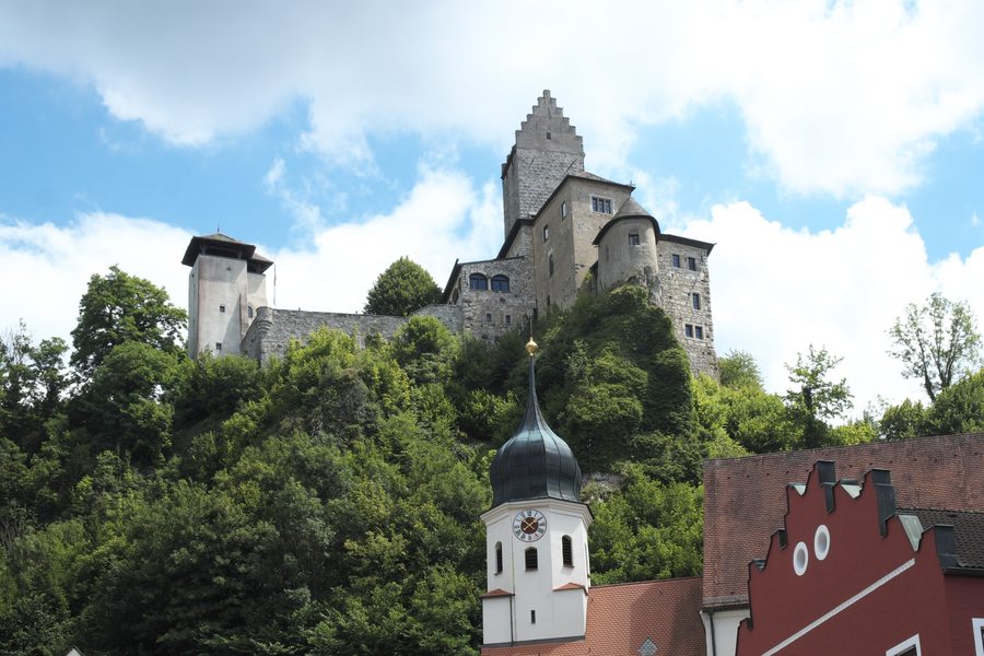 Burg Kipfenberg und Kirchturm oberhalb des Ortes