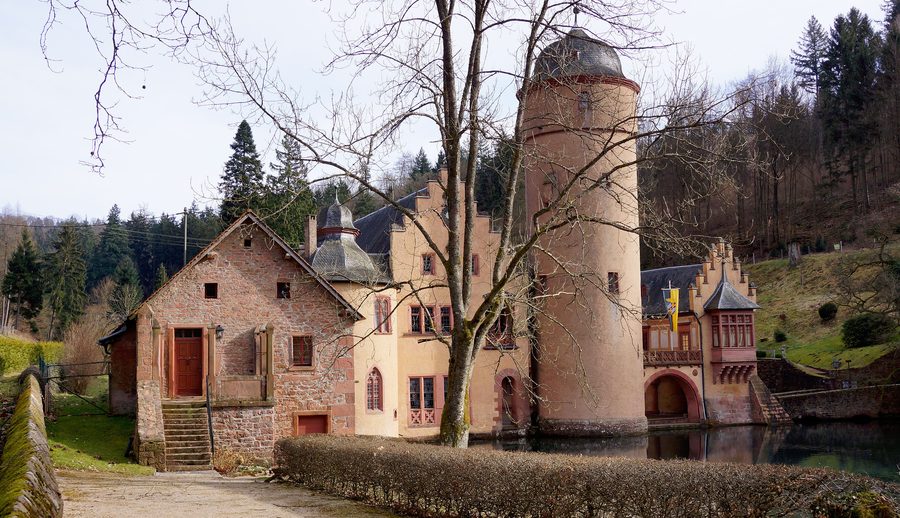 Schloß Mespelbrunn mit Wassergraben im Spessart