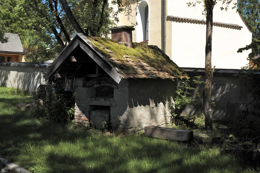 Historischer Backofen in Maising, einem Gemeindeteil von Pöcking