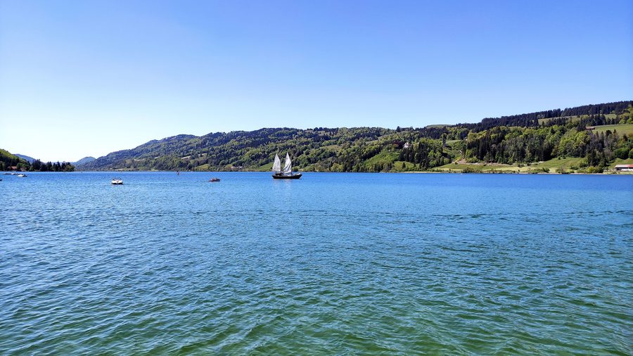 Großer Alpsee bei Immenstadt mit Bergen der Allgäuer Alpen