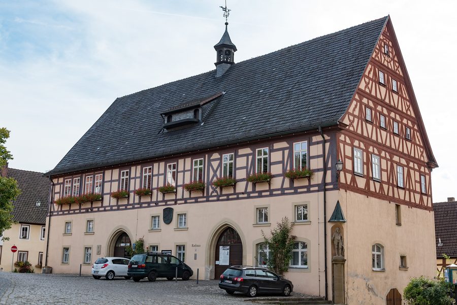 Rathaus am Marktplatz von Königsberg in Bayern
