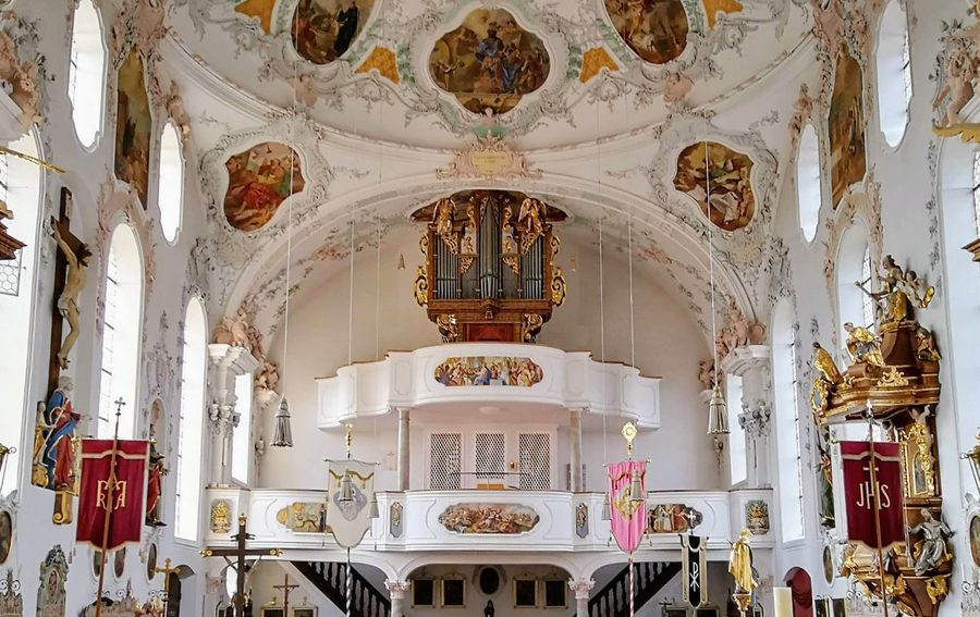 Kirchraum der Pfarrkirche St. Martin in Gabelbach mit Günzer-Orgel und Weber-Orgel