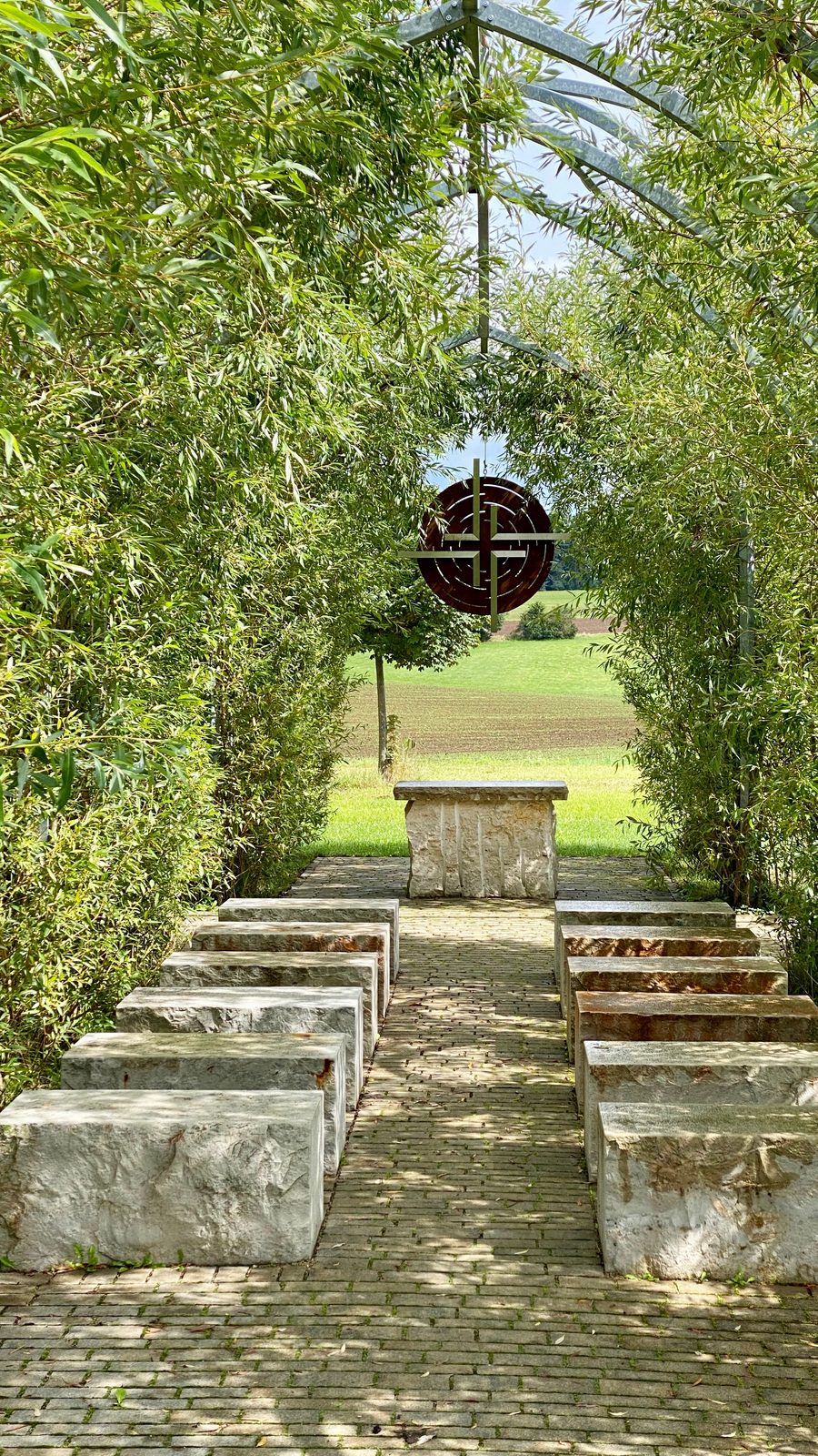 Innenraum der Weidenkirche nahe Plech mit Sitzplätzen, Altar und Altarbild