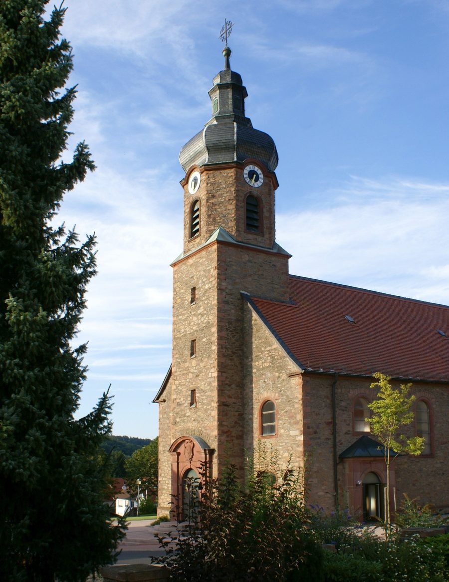 Ortskirche St. Kilian und St. Bonifatius in Blankenbach steht erhöht am Berghang über dem Ort.