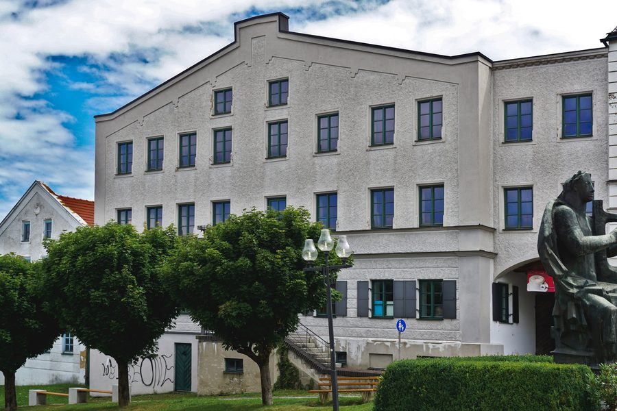 Ehemaliger Brauereigasthof und Pferdehandlung am Marktplatz 17 in Velden (Vils)