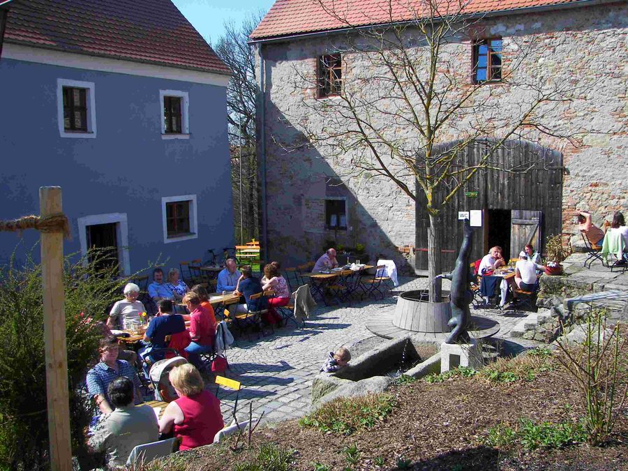Biergarten des Schafferhofs neben der Burg Neuhaus in Neuhaus