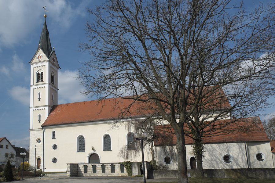 Katholische Pfarrkirche St. Sixtus in Münchsmünster mit der Allerseelenkapelle