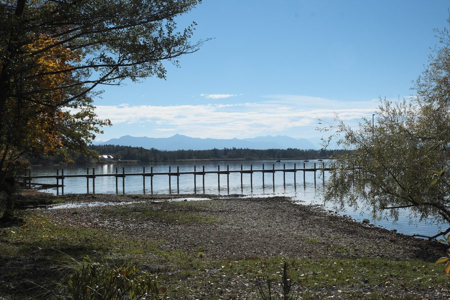 Starnberger See am Ostufer bei Sankt Heinrich in Münsing