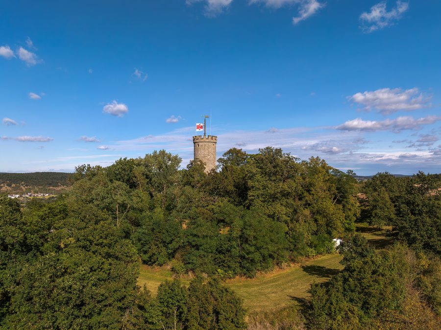 Luftaufnahme des Turms der Wallburg in Eltmann