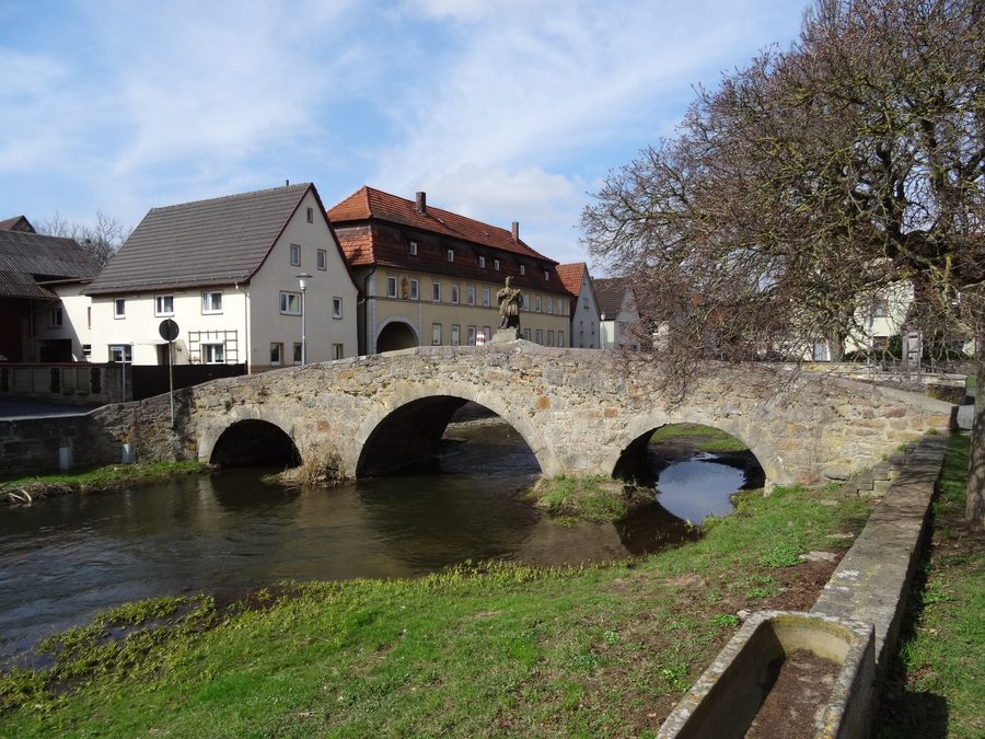Johannisbrücke mit Nepomuk über der Streu in Nordheim vor der Rhön