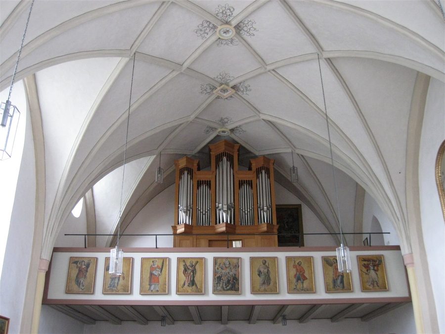 Innenraum der spätgotischen Filialkirche St. Stephan in Aising