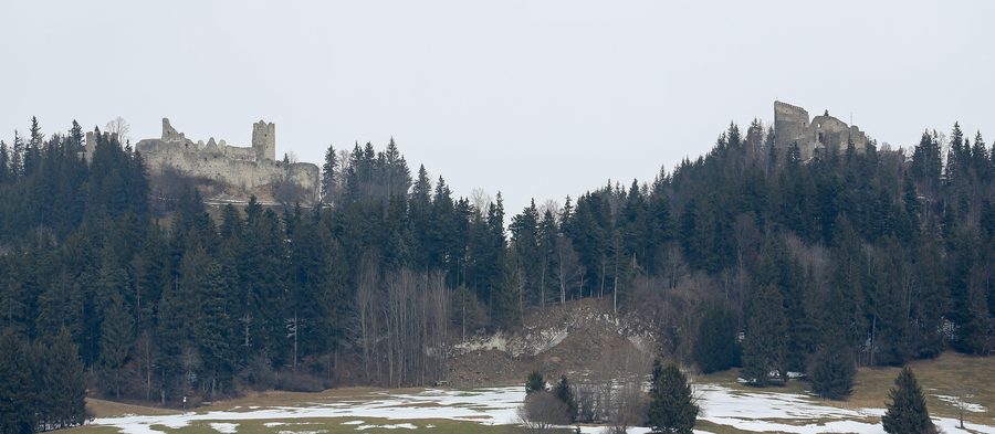 Burgruinen Hohenfreyberg und Eisenberg auf einem bewaldeten Hügel bei Eisenberg