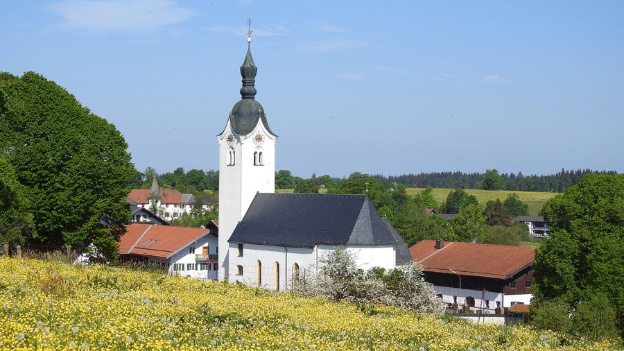 Pfarrkirche St. Korbinian auf dem Kirchberg in Reichersbeuern, von Südosten gesehen