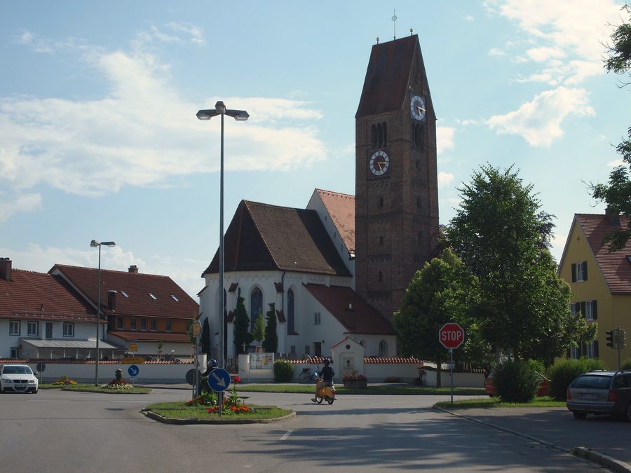 Blick von der Bahnhofstraße in Pforzen im Landkreis Ostallgäu