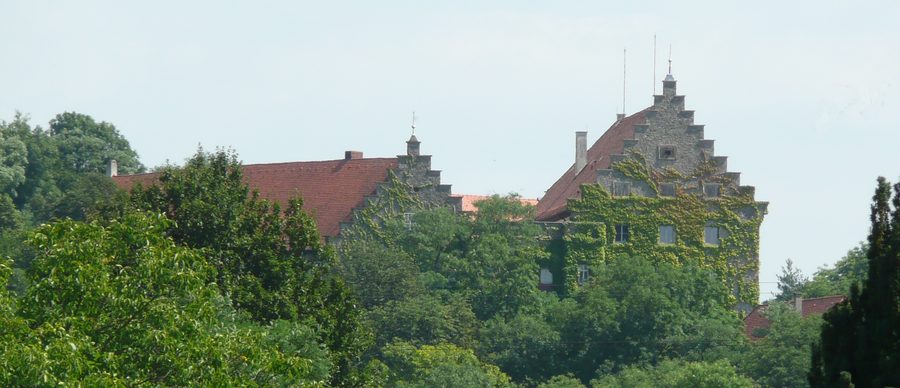 Schloss Reichenberg in Unterfranken, von Westen aus der Gemeinde gesehen