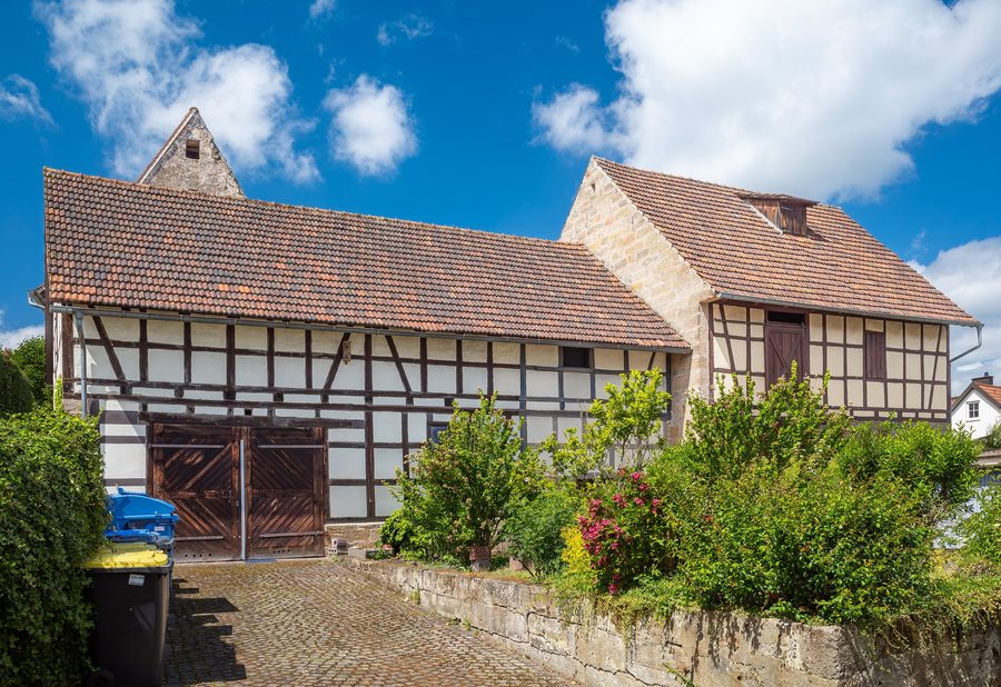 Fachwerkscheune und Fachwerkhaus in Ebern gegenüber der Pfarrgasse 16