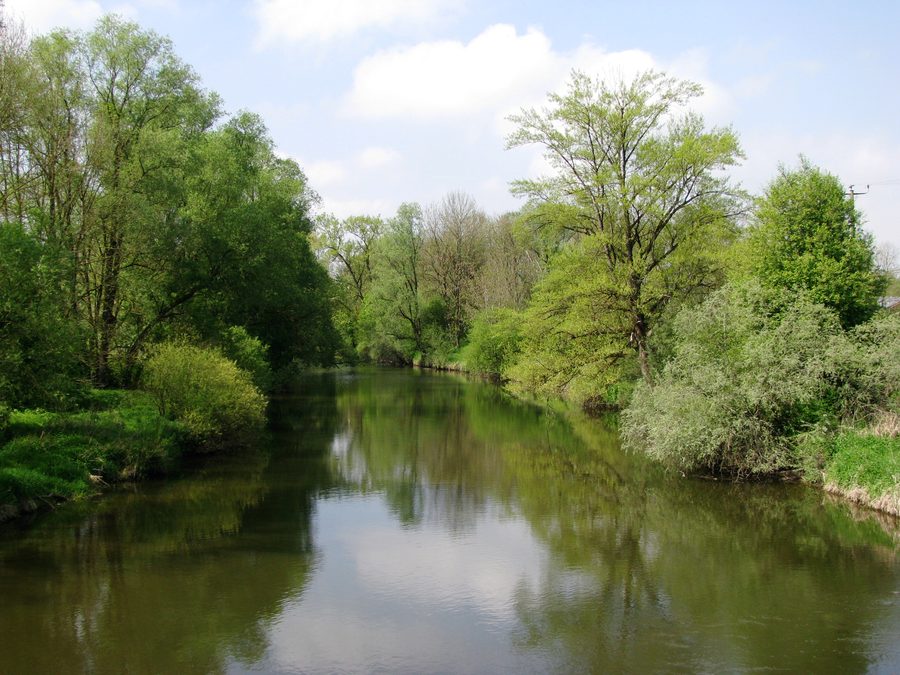 Die Isen an der Brücke in Erharting, flussaufwärts gesehen