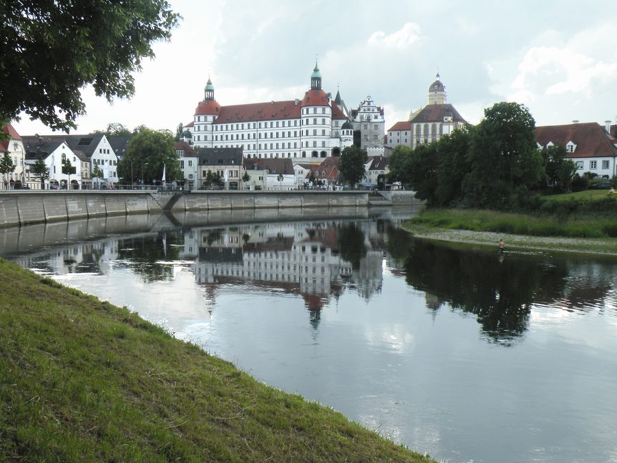 Schloss Neuburg an der Donau vor der Donau