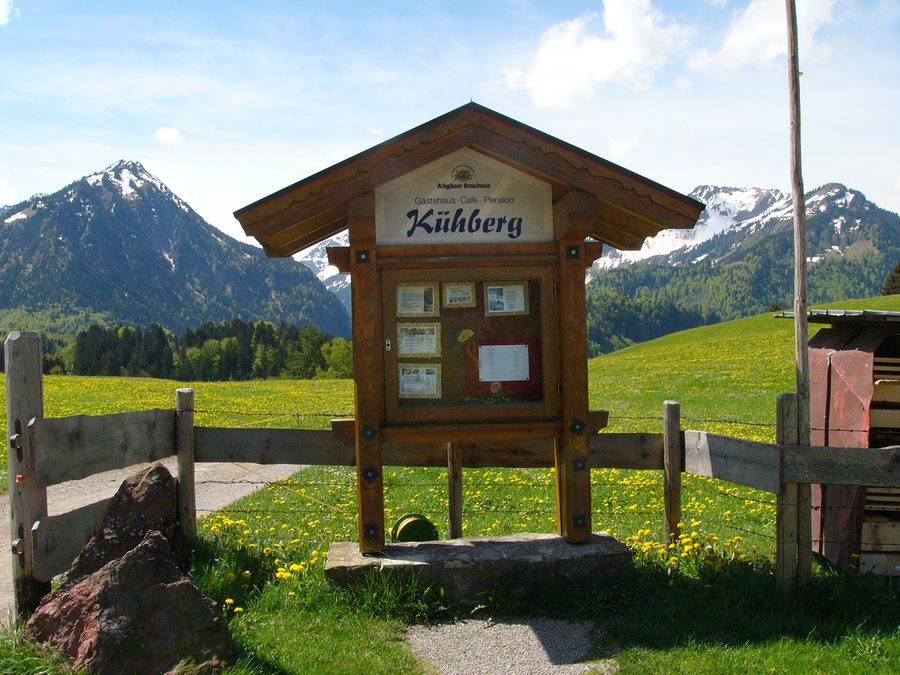 Blick vom Kühberg über Oberstdorf in die alpine Landschaft des Allgäus