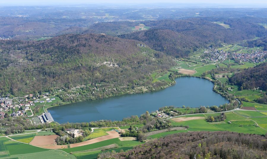Luftaufnahme des Happurger Sees mit der umliegenden Landschaft