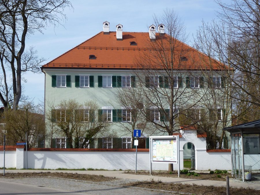 Ehemaliges Schloss Windach, heute Rathaus, von Süden gesehen