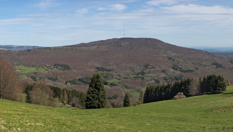 Südwestansicht des Kreuzbergs in der Rhön mit bewaldeten Hängen