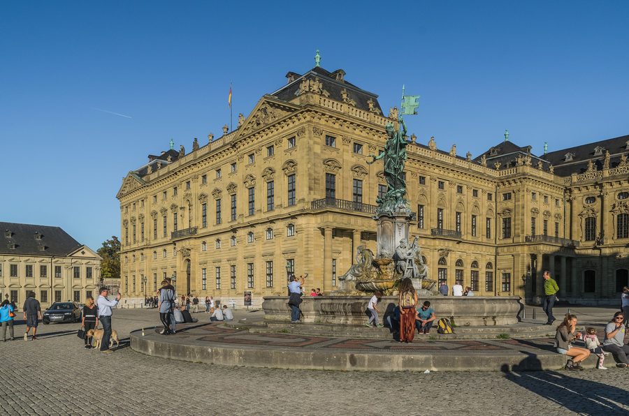 Flügel der Würzburger Residenz mit Frankonia-Brunnen