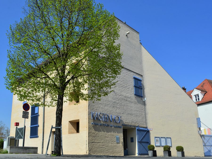 Eingang des Kastenhof Landau – Museum für Steinzeit und Gegenwart von Süden