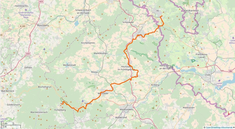 Brückenradweg Bayern nach Böhmen in einer Landschaft des Fichtelgebirgsraums