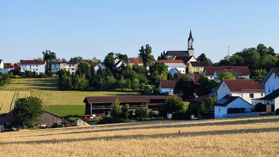 Blick auf Attenkirchen in der Hallertau-Landschaft