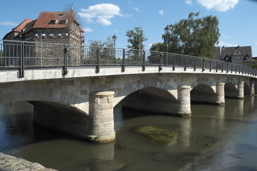 Bogenbrücke über die Pegnitz in Lauf an der Pegnitz mit Blick auf die Burg Lauf