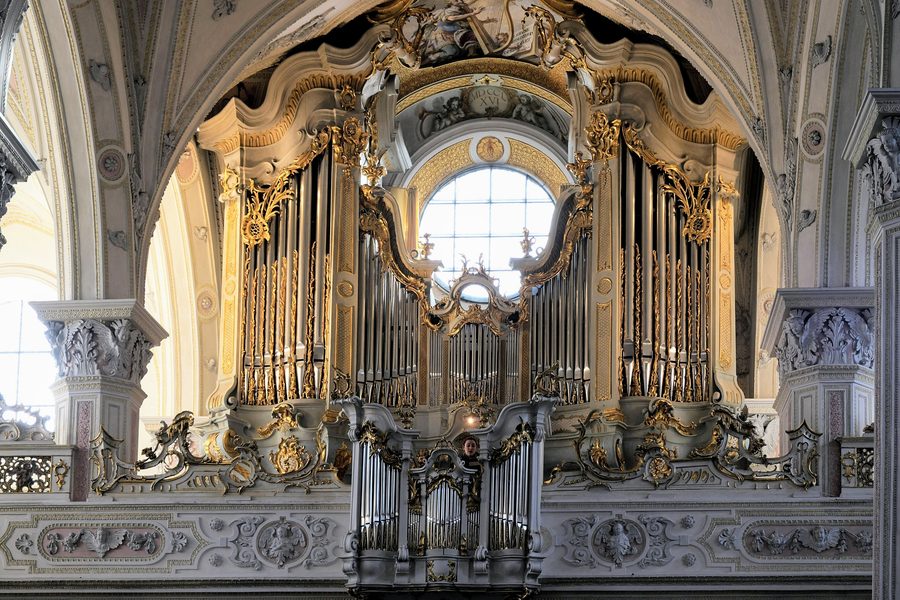 Innenansicht der Heilig-Kreuz-Kirche des ehemaligen Augustinerchorherrenstifts in Polling mit Orgel