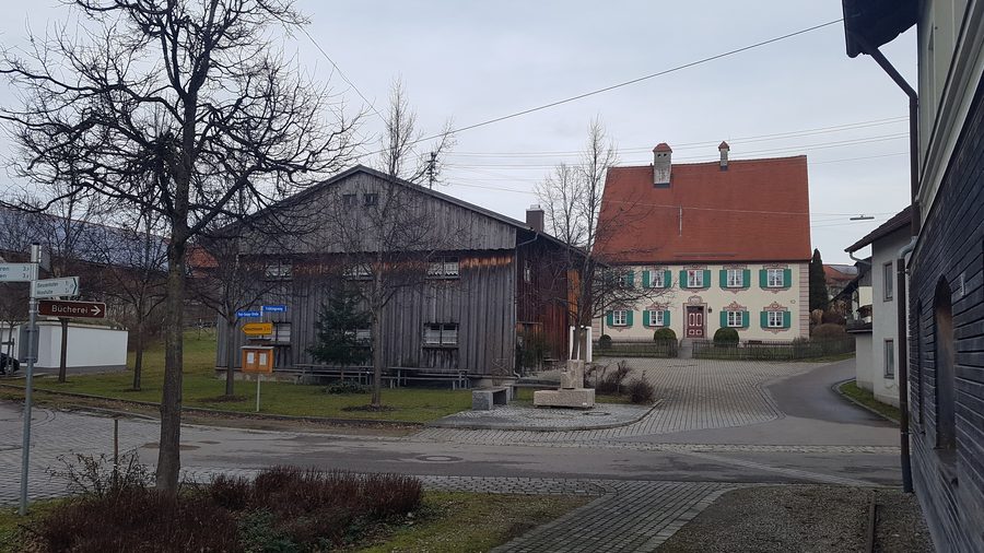 Pfarrhaus und Pfarrscheune in Frankenried im Winter