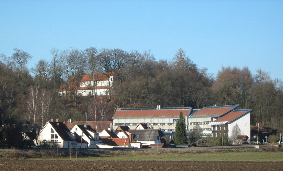 Blick von Erdweg auf den Petersberg mit Basilika, Landvolkshochschule und Bahnstrecke Dachau–Altomünster