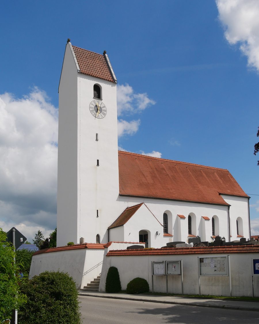 Katholische Pfarrkirche St. Georg in Niederroth, Ansicht von Südwesten
