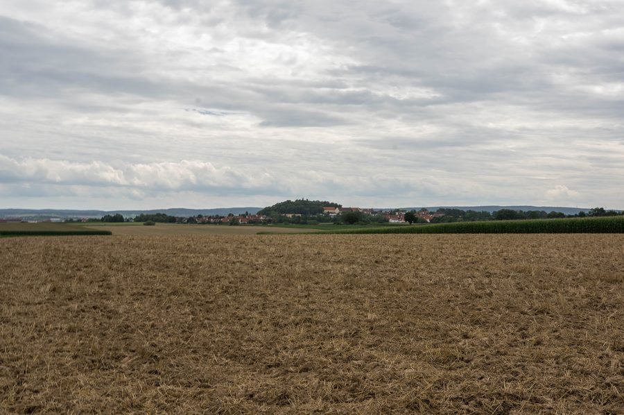 Wallersteiner Felsen erhebt sich über der Landschaft des Nördlinger Rieses