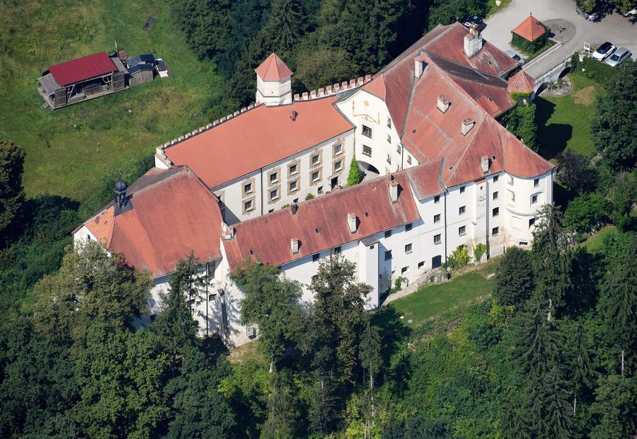Luftaufnahme von Schloss Ortenburg aus südöstlicher Richtung