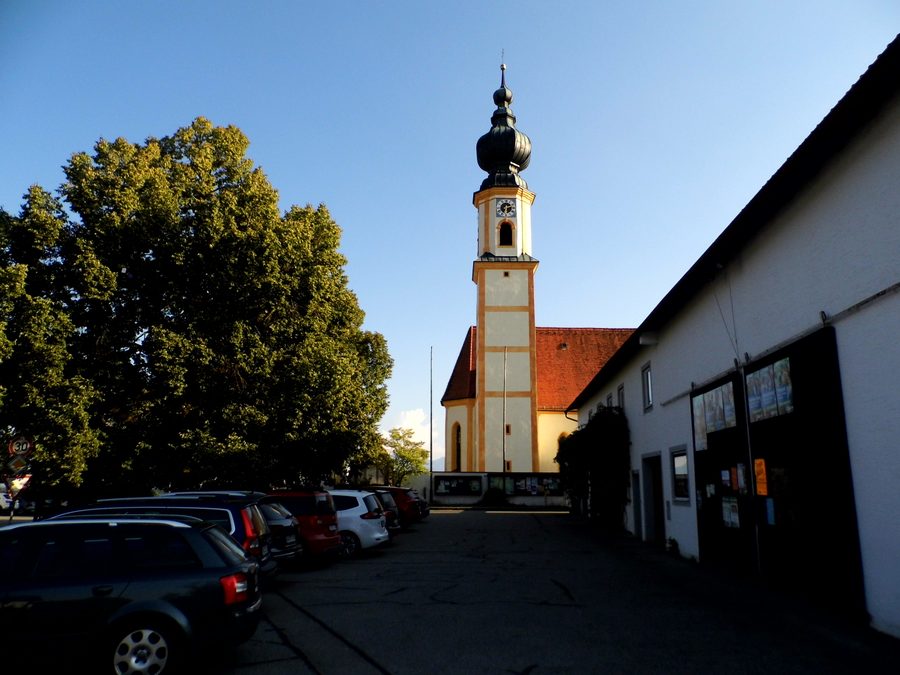 Pfarrkirche St. Nikolaus in Höslwang, vom Kirchplatz aus gesehen