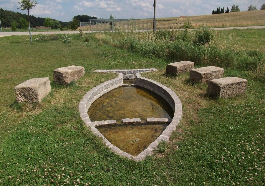 Gemauerter Fisch am Hirtenweg in Petersaurach