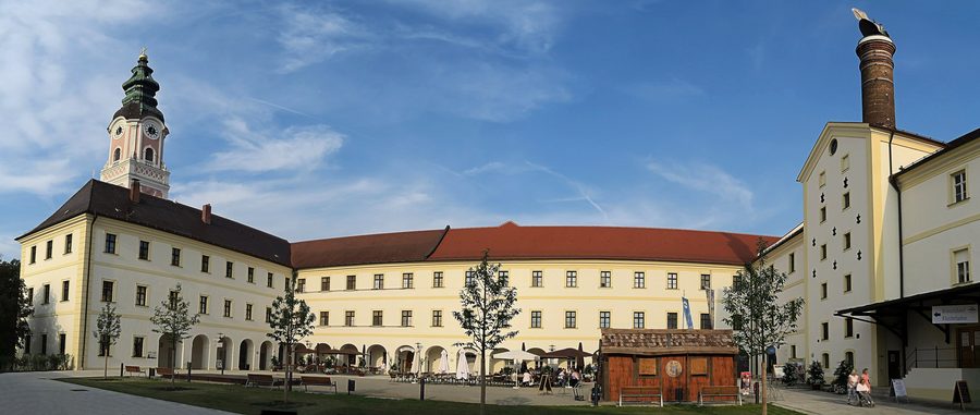 Klosterhof mit der ehemaligen Klosterabteikirche Mariä Himmelfahrt in Aldersbach