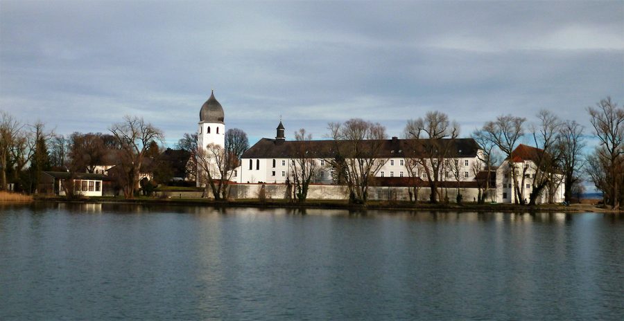 Benediktinerinnenkloster Frauenchiemsee auf der Fraueninsel im Chiemsee, vom Schiff aus gesehen
