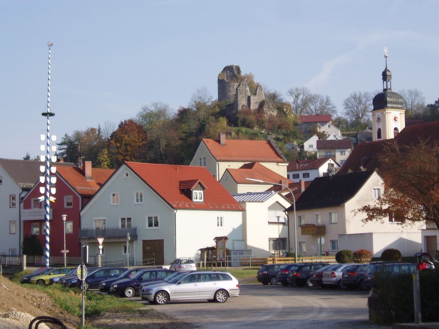Burgruine Altmannstein mit rundem Bergfried über dem Ort