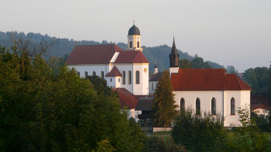 Dreikirchenblick auf die Pfarrkirche St. Nikolaus und weitere Kapellen in Bernbeuren