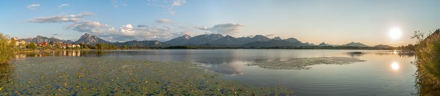 Hopfensee mit Hopfen am See und den Ammergauer und Allgäuer Alpen im Abendlicht