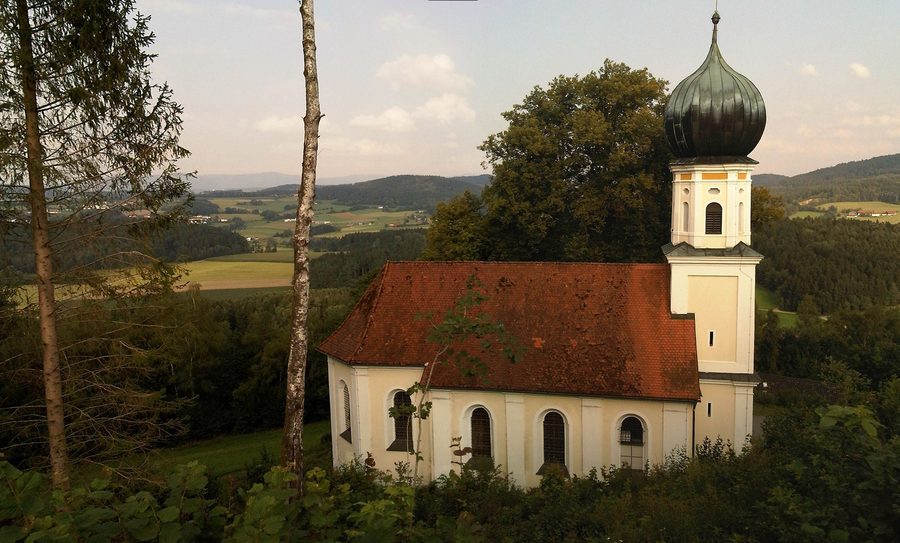 Wallfahrtskirche Mariä Geburt in Neurandsberg, von der Burgruine aus gesehen