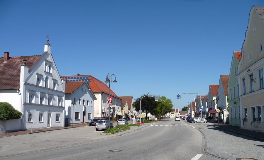 Marktplatz von Pilsting mit historischen Gebäuden