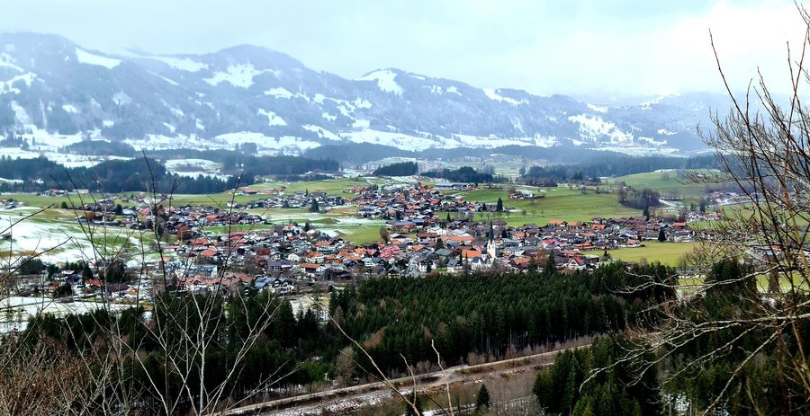 Blick auf Fischen im Allgäu von der Burgkirche in Schöllang